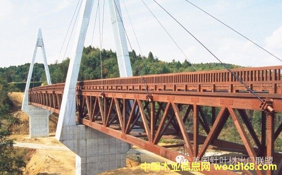 日本广岛采用胶合木为桁架的公路桥